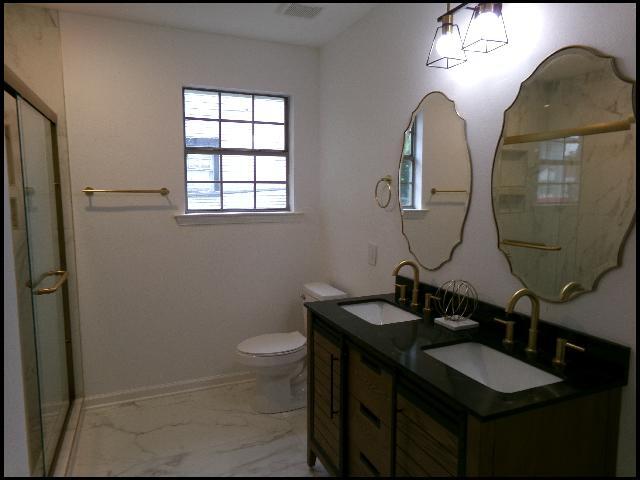 Building Photo - 606 E 21st St