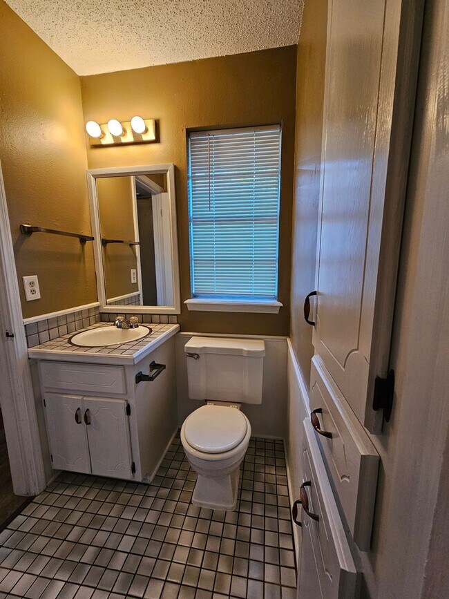 Building Photo - (3) Bed/(1.5) Bath Avail NOW! Pet Negotiable!