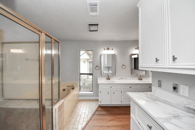 Building Photo - Freshly Remodeled Sugar Land Home with a Garden That Came Ready to Show Off