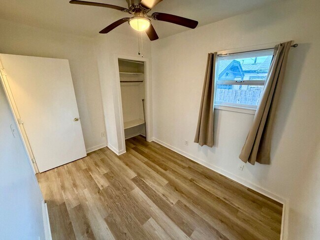 Building Photo - 2 Bed 1 Bath w/ garage & laundry