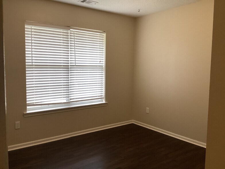 Building Photo - 154 Jamestown Dr