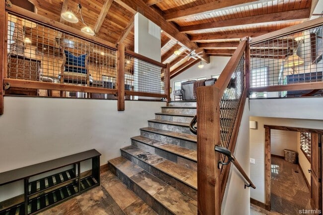 Building Photo - Beautiful pet friendly home with amazing views and private boat dock avail. Now! W/ lots of extra...
