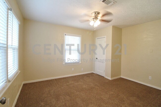 Building Photo - Charming 3/1/1 in Castleberry ISD For Rent!