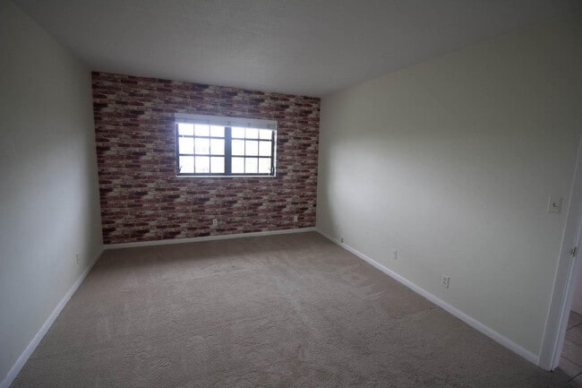 Building Photo - 917 NE 16th Ave