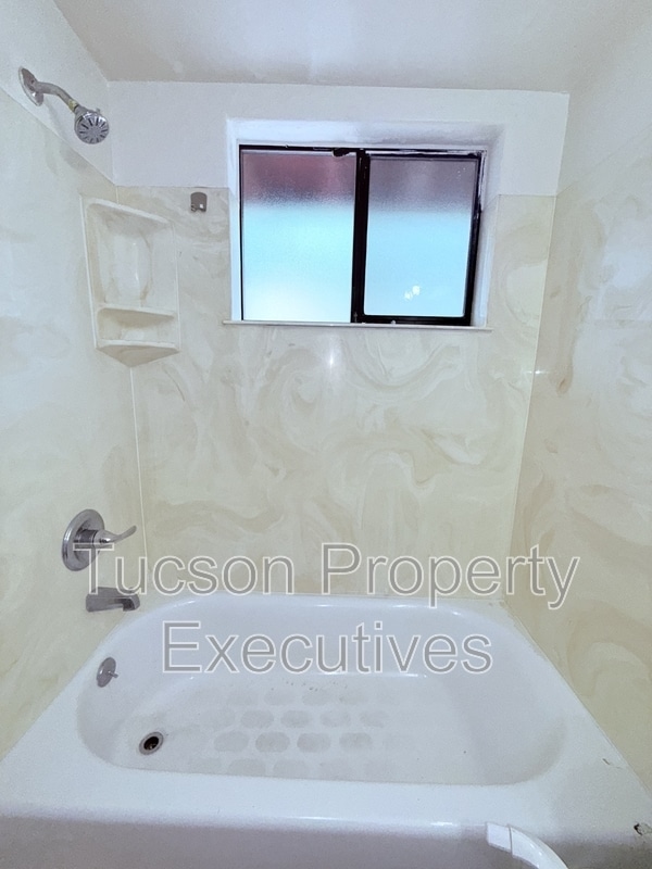 Building Photo - 1644 N Beverly Ave