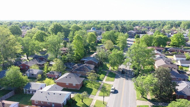 Building Photo - Hikes Point 3 Bed/2 Bath with Basement & Fenced-in Yard