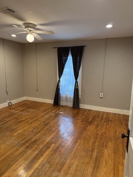 Building Photo - 1204 Elm St