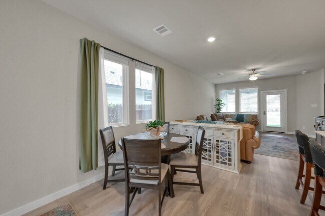 Building Photo - 372 Sunrise Ranch Dr