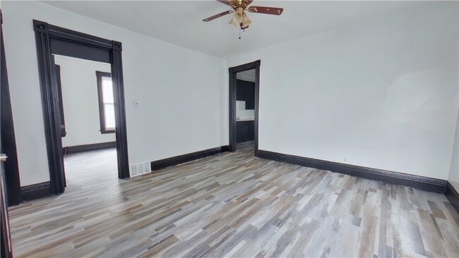 Building Photo - 6-7 Calihan Park