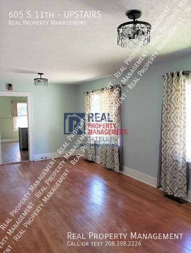 Building Photo - 605 S 11th-UPSTAIRS