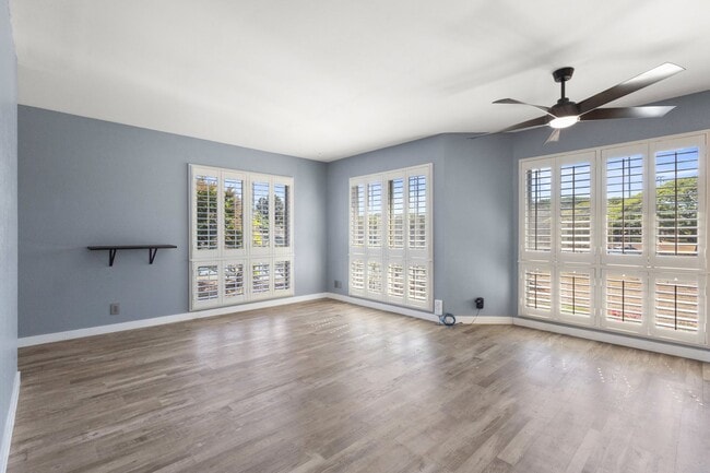 Building Photo - Discover this top-floor, two-bedroom, one-...