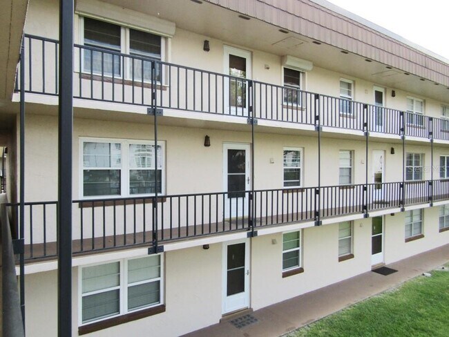 Building Photo - 333 N Lake Howard Dr