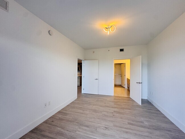 Building Photo - 16385 Biscayne Blvd