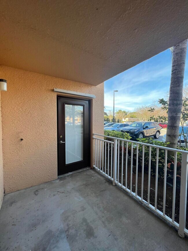 Building Photo - 161 SW Palm Dr