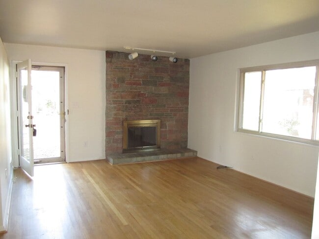 Building Photo - 5712 2nd St S