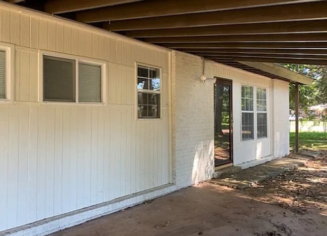 Building Photo - Coming soon 6/26/26- Well maintained 3 bedroom/1 bathroom in a lovely established neighborhood..