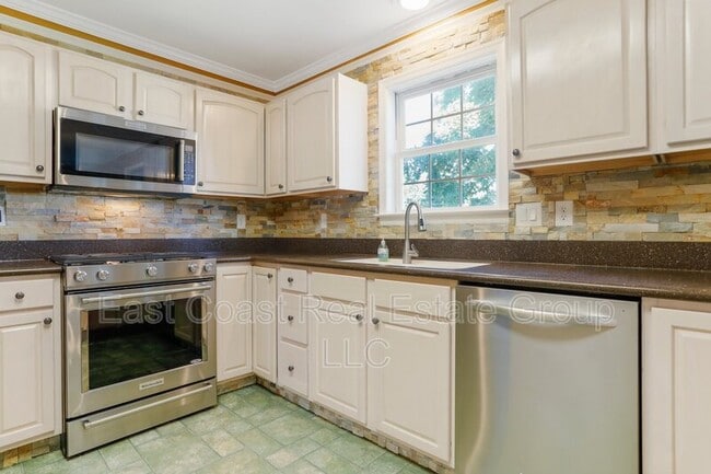 Building Photo - 77 Grassy Meadow Rd