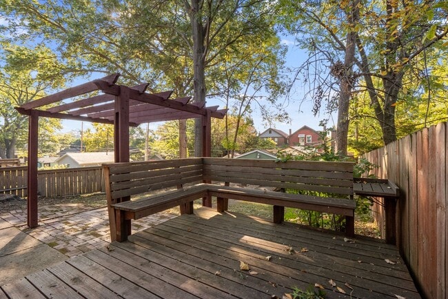 Building Photo - Hi-Pointe Adjacent House!