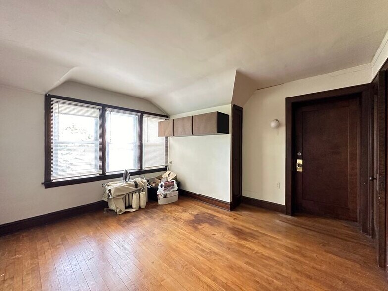 Building Photo - 733 Elm