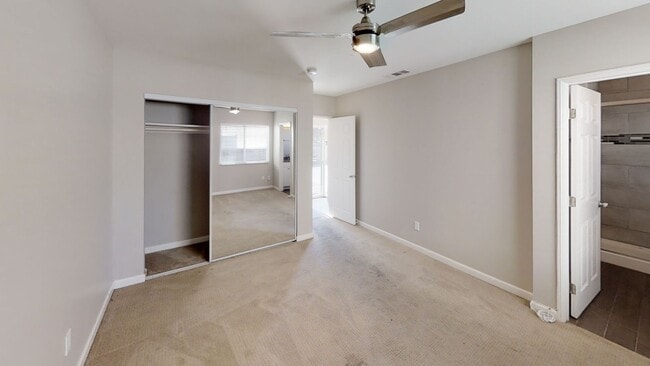 Building Photo - Huge Bedrooms, lots of Parking, closest to campus!