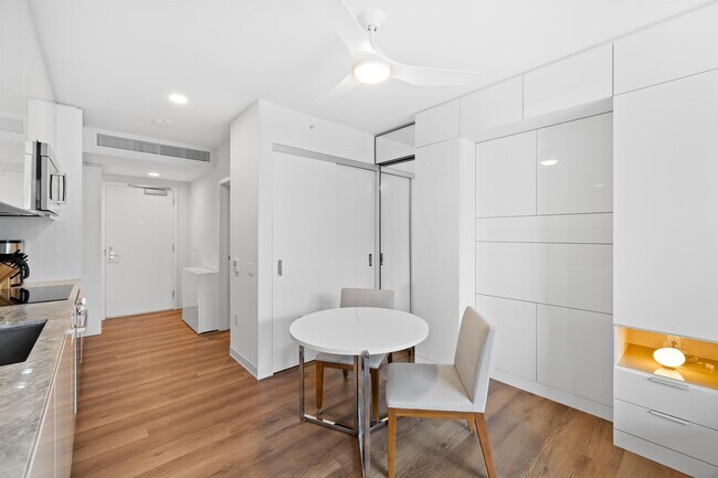 Building Photo - 987 Queen St