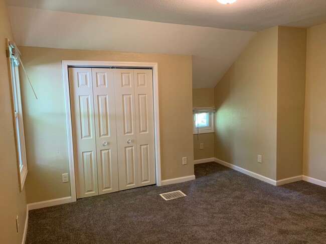 Building Photo - AVAILABLE April 1st - 3 BED 1 BATH