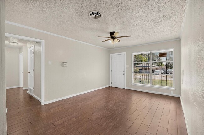 Building Photo - 937 Cleardale Dr