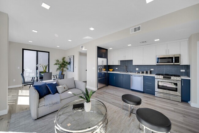 Building Photo - 1111 N Kenmore Ave