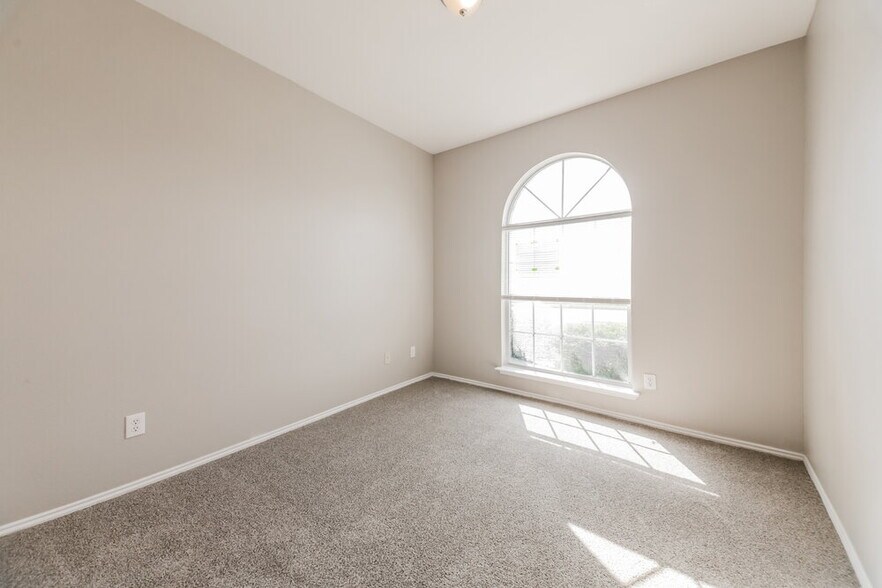 Building Photo - 302 S Chestnut St