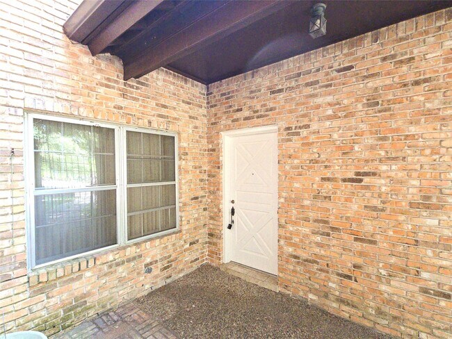 Building Photo - 9731 Briar Forest Dr