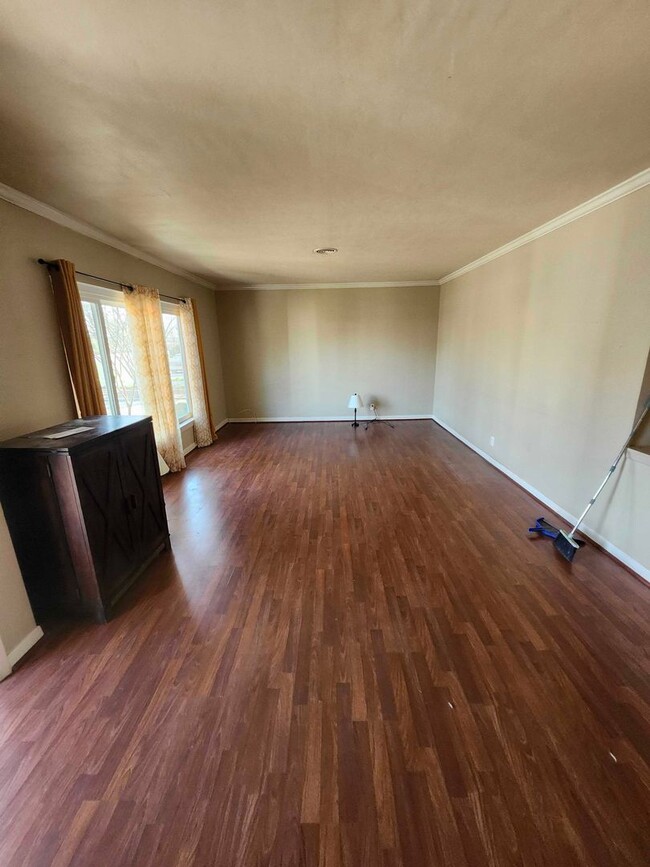 Building Photo - Cozy North Hanford Home for Rent – Spaciou...