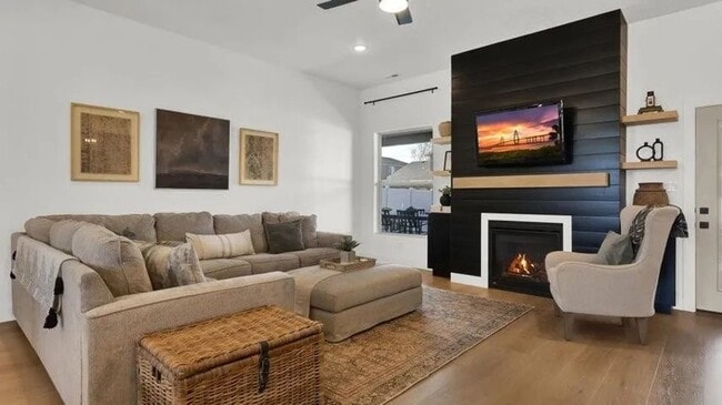 Building Photo - Beautiful Custom Home!
