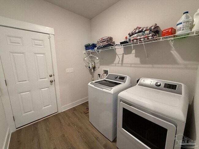 Building Photo - 5978 Forest Bay Ave