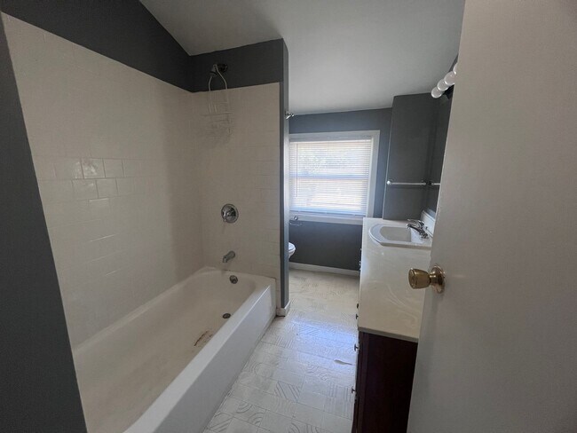 Building Photo - 36 La Belle St SW