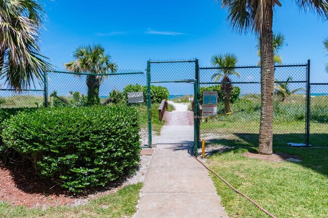 Building Photo - 39 Tulip Ave