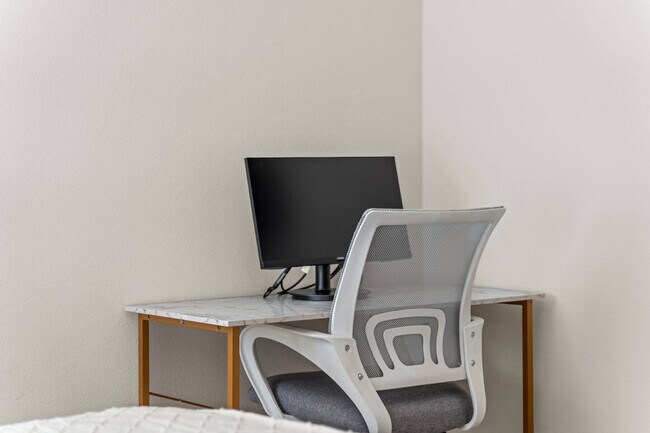 Building Photo - 711 W Broadway Rd