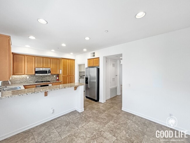Building Photo - Beautiful 3BD/3BA w/ A/C, In-Unit Laundry, and 2-Car Garage in Bay Park!
