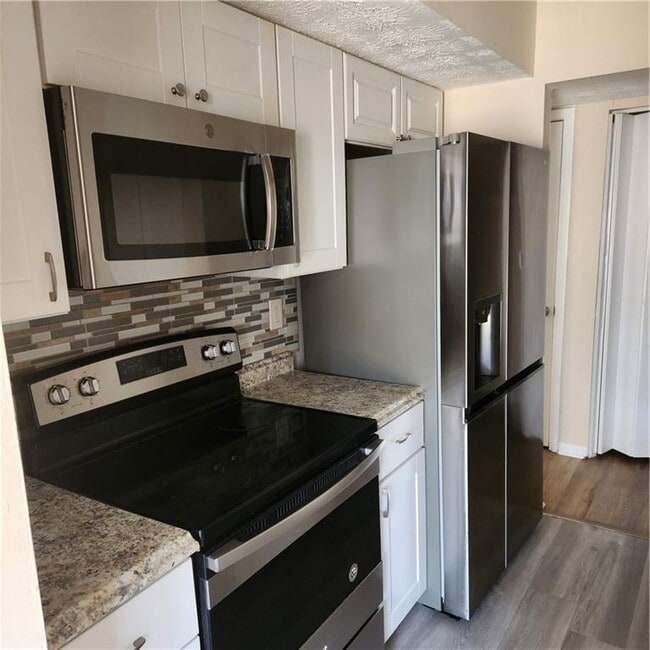 Building Photo - 293 Country Club Dr