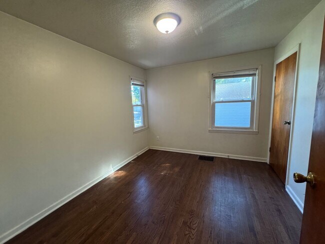 Building Photo - Charming 2-bedroom, 1-bathroom Ground Floor Apartment in Independence