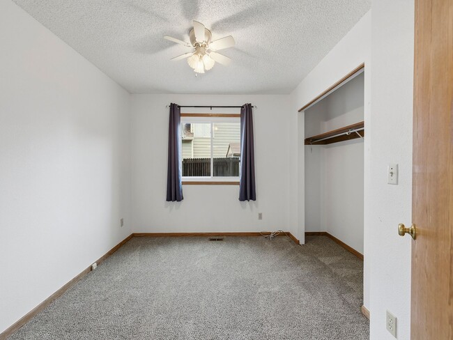 Building Photo - Bright & Spacious 3 Bed Home with Vaulted Ceilings & Fenced Yard AVAILABLE NOW!