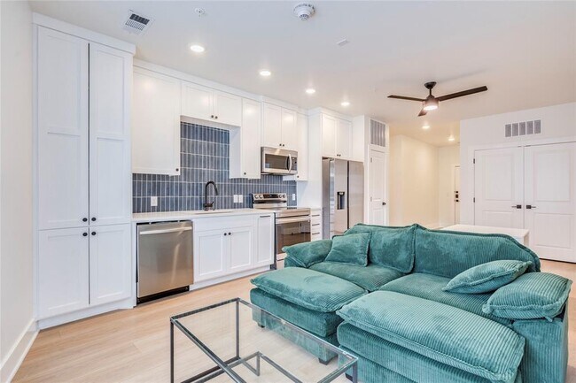 Building Photo - 3000 Duval St