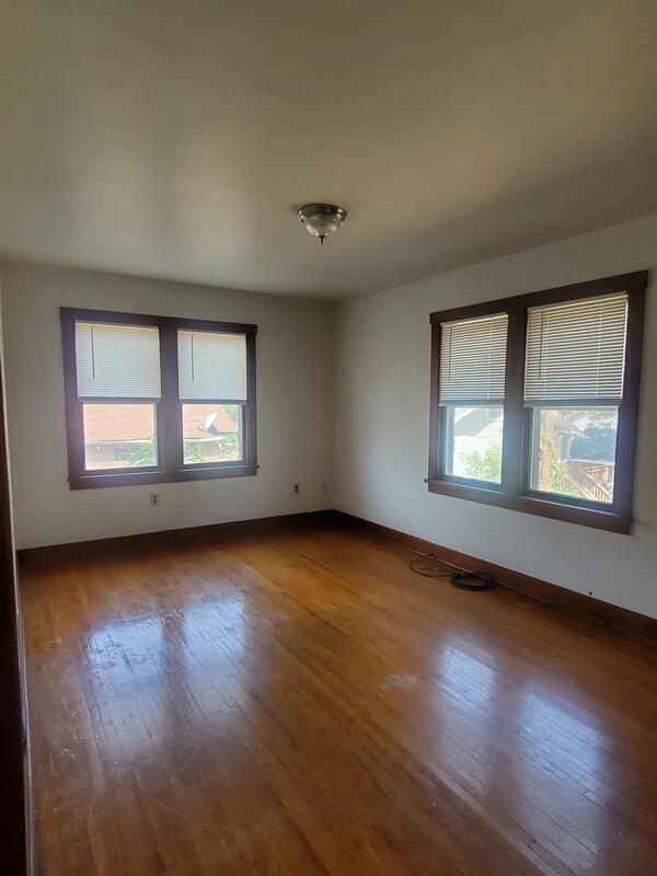 Building Photo - 14 W 16th Ave