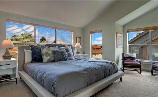 Building Photo - Bright & Spacious Townhome for Rent in a Charming, Tree-Lined Neighborhood