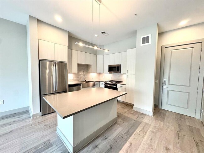 Building Photo - 401 W 25th St