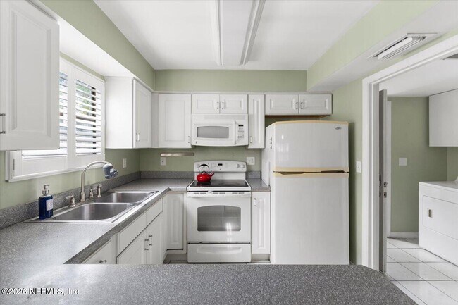 Building Photo - 105 Rio Del Mar St