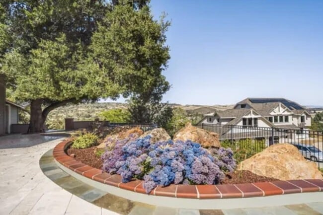 Building Photo - 985 Woodview Pl