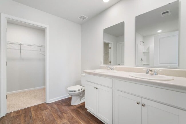 Building Photo - Beautiful 4-Bedroom 2.5 Bath Townhome