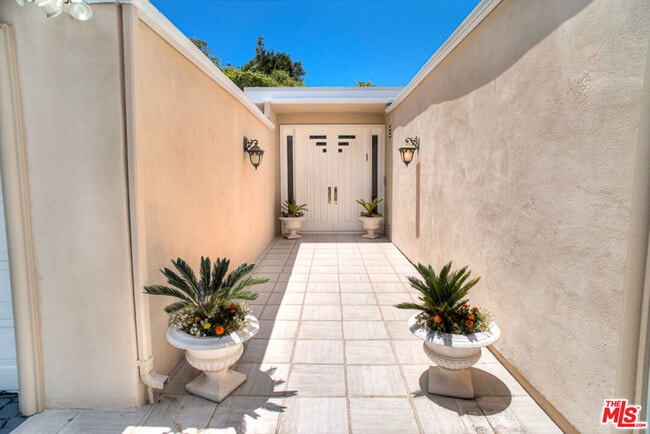 Building Photo - 3835 Sapphire Dr