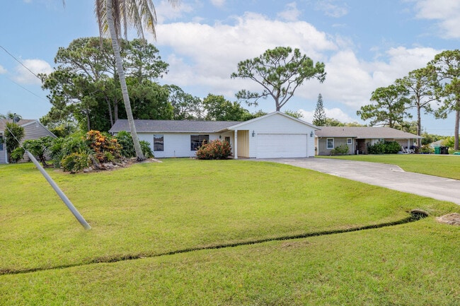 Primary Photo - 662 NW Cardinal Dr