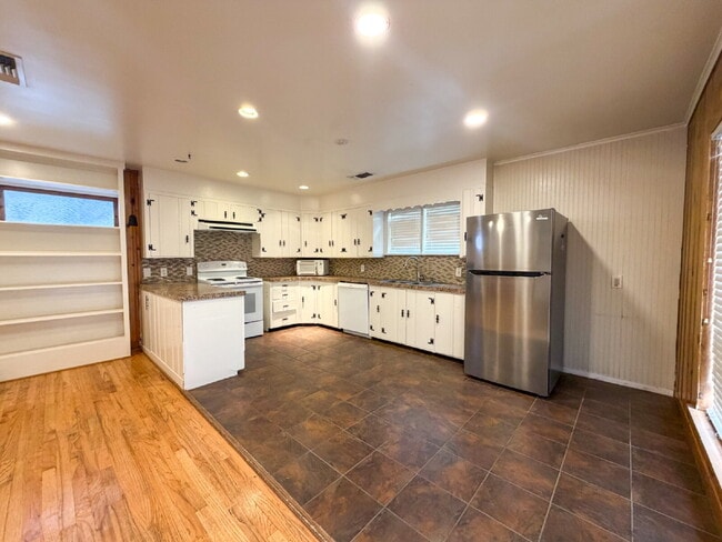 Building Photo - Gorgeous Mid Century Style Located in the Medical District!